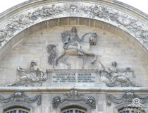 Fronton de l'hôtel des Invalides - Louis XIV à cheval, Prudence et Justice