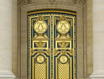 La porte de l'église Saint-Louis des Invalides