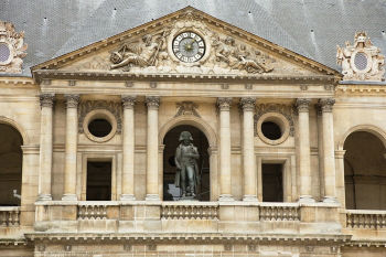 Napoléon Bonaparte sur la façade de la Cour Royale